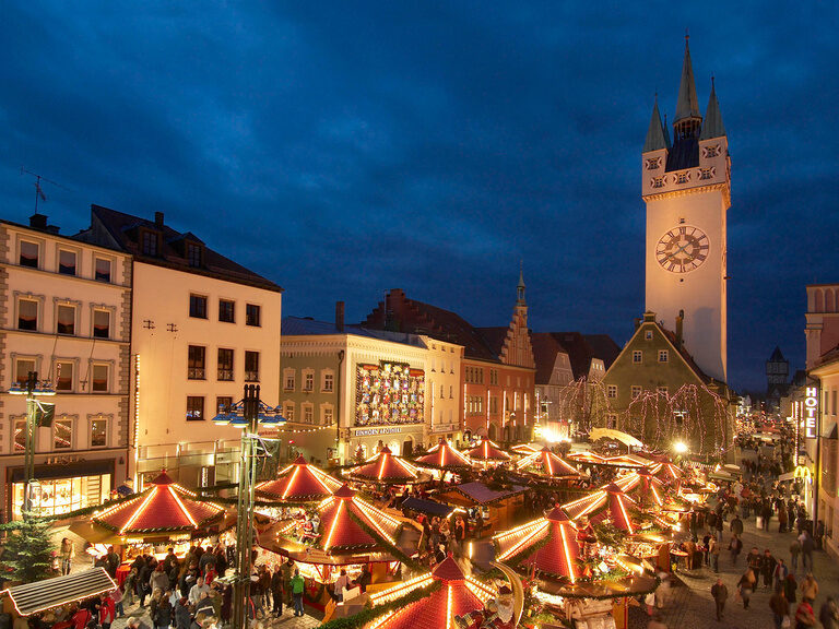 Historischer Stadtplatz in Straubing im Winter mit festlichem Weihnachtsmarkt. Historischer Stadtplatz in Straubing im Winter mit festlichem Weihnachtsmarkt.