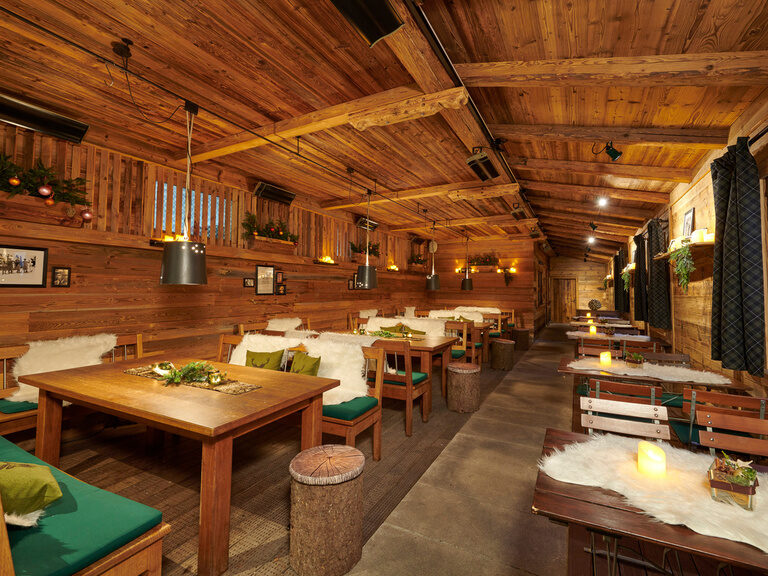 Die Almhütte des Restaurant & Hotel ASAM in Straubing, winterlich dekoriert für eine Weihnachtsfeier.