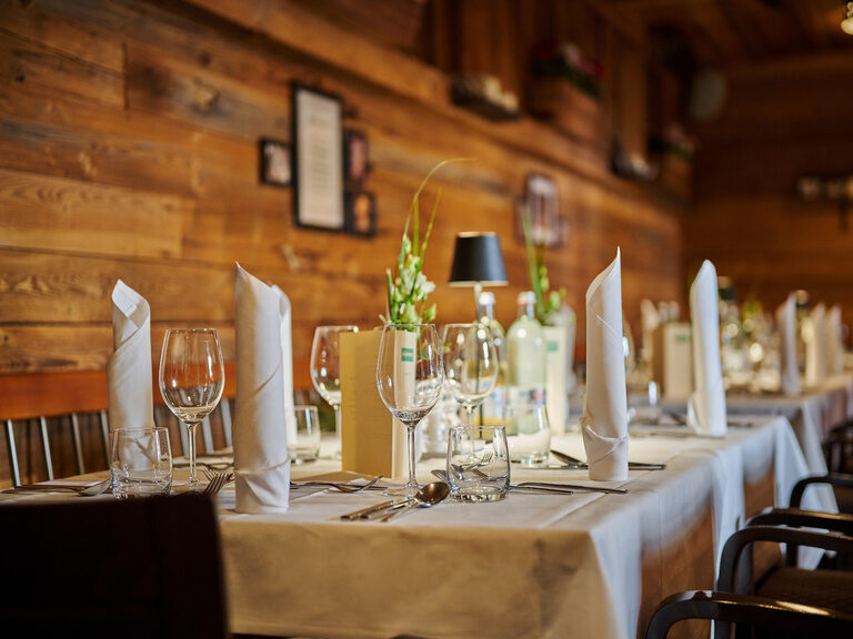 Edle gedeckte Tische in der Almhütte des Hotel ASAM in Straubing.
