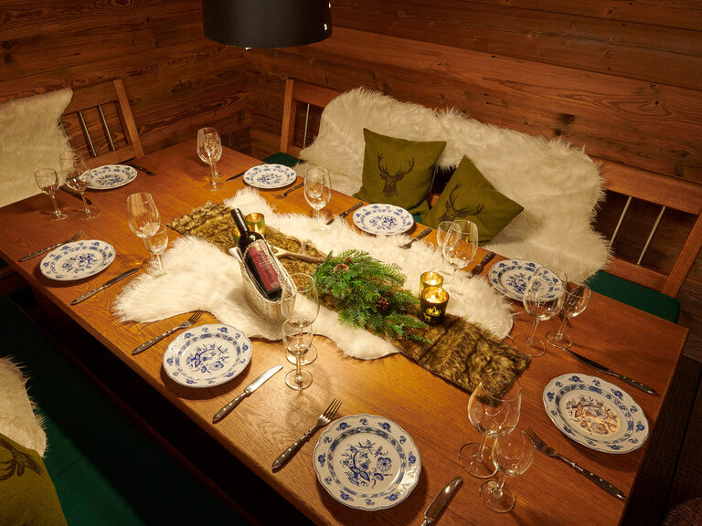 Urig und weihnachtlich gedeckter Tisch in der Hütte des Restaurant ASAM - Eventlocation in Straubing.