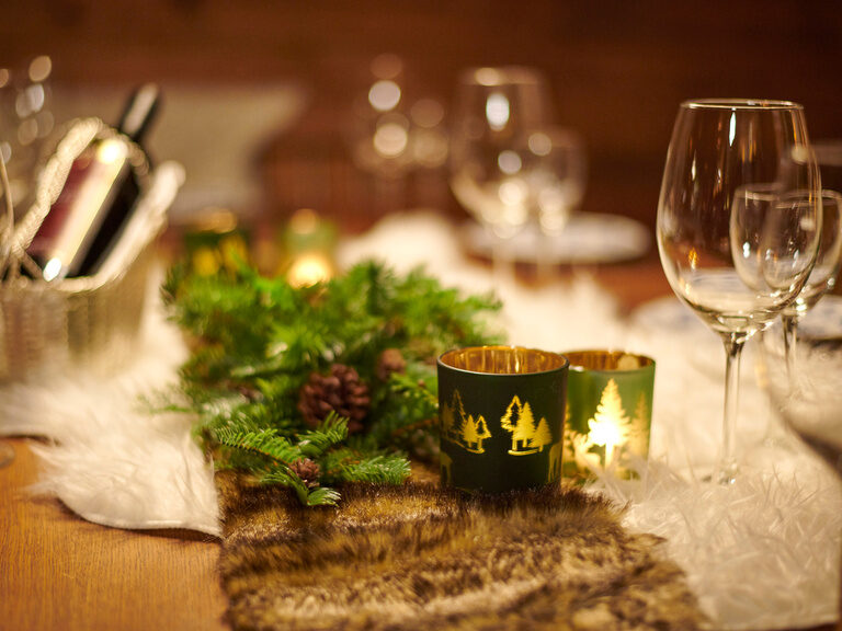 Winterlich dekorierter Tisch für eine Weihnachtsfeier in der Hütte des Hotel & Restaurant ASAM.