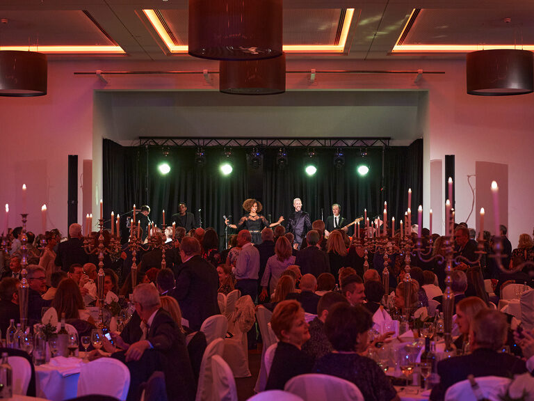 Abendstimmung im Ballsaal des Hotel ASAM in Straubing – beliebte Eventlocation mit Bühne und Live-Band. Abendstimmung im Ballsaal des Hotel ASAM in Straubing – beliebte Eventlocation mit Bühne und Live-Band.