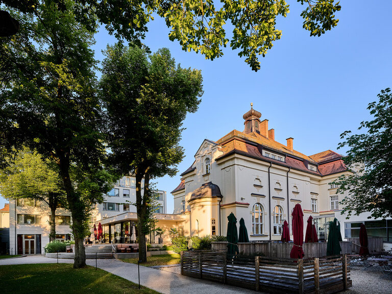 Außenansicht des Hotel ASAM in Straubing im Sommer mit Biergarten, Restaurant, Bar und Hotelgebäude. Außenansicht des Hotel ASAM in Straubing im Sommer mit Biergarten, Restaurant, Bar und Hotelgebäude.