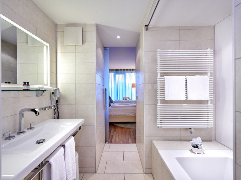 Elegantes, großzügiges und helles Bad mit Badewanne im Hotel ASAM, Straubing.