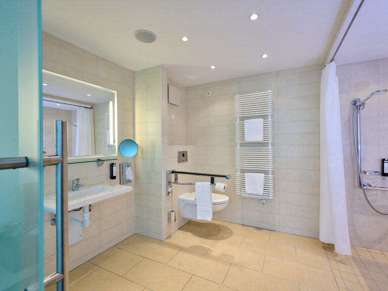 Barrierefreies, helles und modernes Badezimmer im 4-Sterne-S Hotel Asam Straubing.