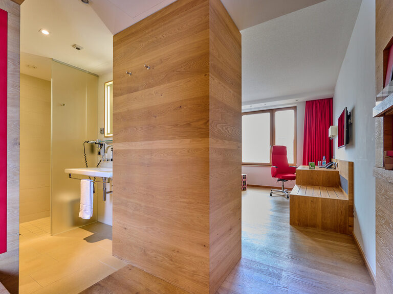 Offenes Bad im Einzelzimmer des Businesshotels ASAM Straubing, Niederbayern.