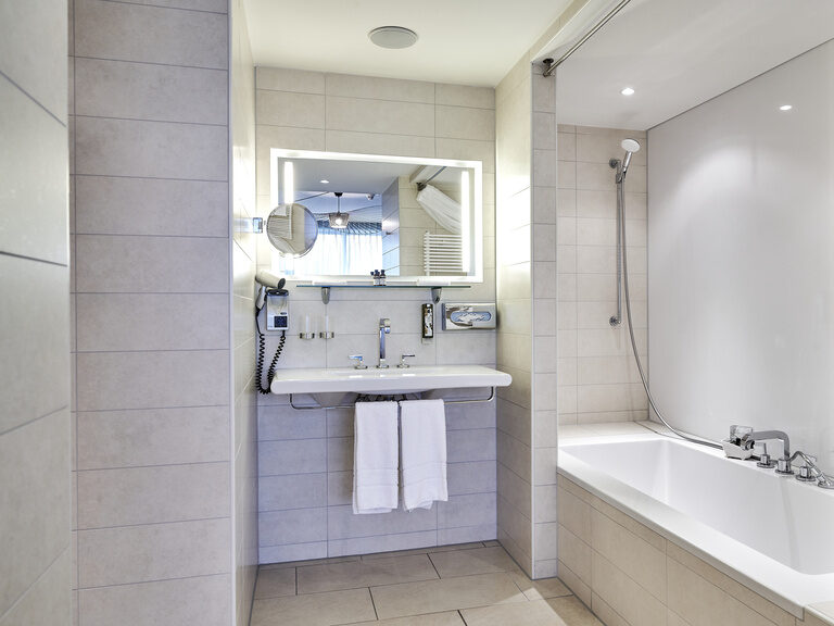 Helles, modernes Bad mit Badewanne im Seminarhotel ASAM, Straubing, Niederbayern.