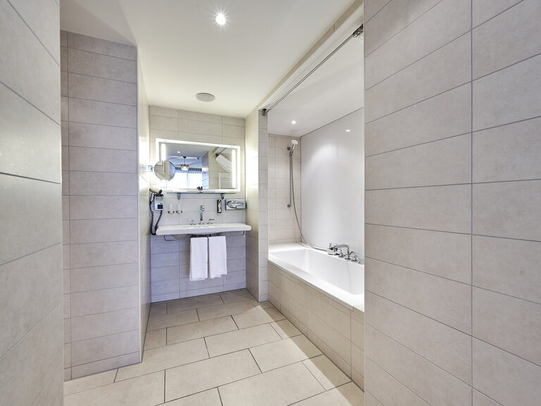 Badezimmer im 4-Sterne-S Hotel Asam Straubing, hell und modern, mit Badewanne und komfortabler Ausstattung. Badezimmer im 4-Sterne-S Hotel Asam Straubing, hell und modern, mit Badewanne und komfortabler Ausstattung.