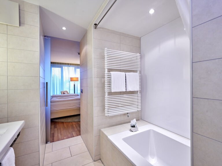 Helles, modernes Badezimmer im 4-Sterne-S Hotel Asam Straubing mit Badewanne und stilvoller Ausstattung. Helles, modernes Badezimmer im 4-Sterne-S Hotel Asam Straubing mit Badewanne und stilvoller Ausstattung.