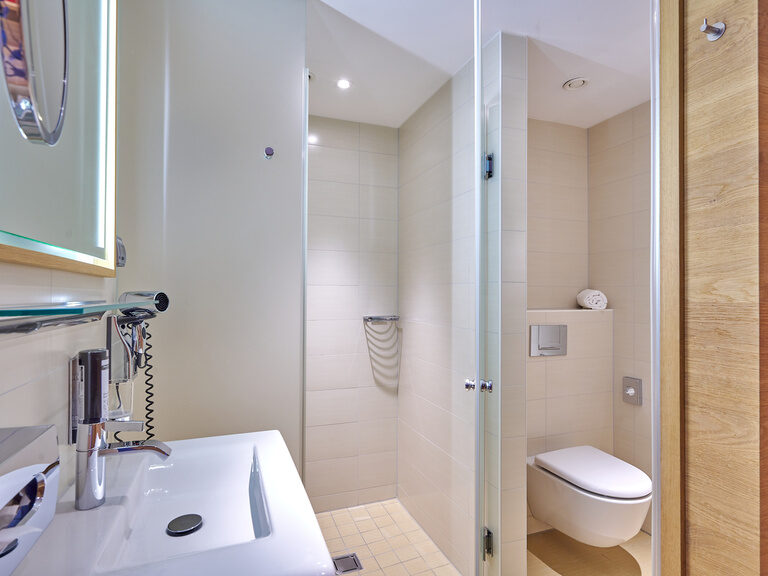Modernes, komfortables Badezimmer mit Dusche und WC im Businesshotel ASAM, Straubing. Modernes, komfortables Badezimmer mit Dusche und WC im Businesshotel ASAM, Straubing.