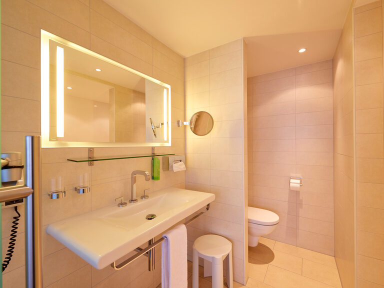 Helles Bad mit Dusche im Hotel Asam Straubing, Niederbayern. Helles Bad mit Dusche im Hotel Asam Straubing, Niederbayern.