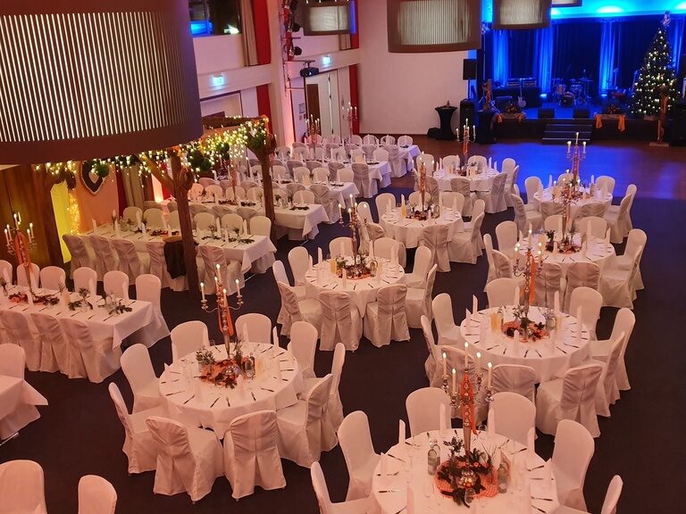 Festlich geschmückter Saal für eine Firmenfeier im Hotel ASAM in Straubing, Niederbayern.