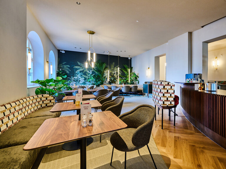 Tische in der Bar des modernen Restaurant ASAM in Straubing. Tische in der Bar des modernen Restaurant ASAM in Straubing.