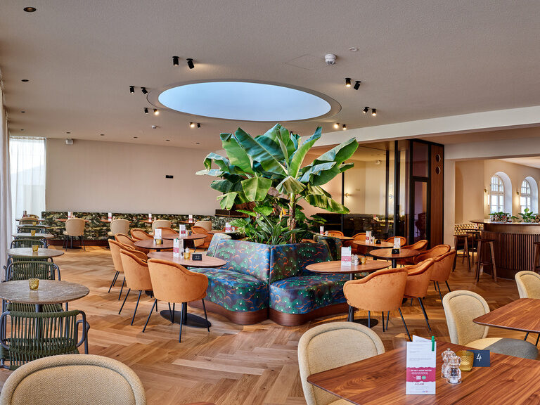 Panoramablick in das moderne Restaurant des Hotel ASAM mit Bar und begehbarem Weinschrank. Panoramablick in das moderne Restaurant des Hotel ASAM mit Bar und begehbarem Weinschrank.