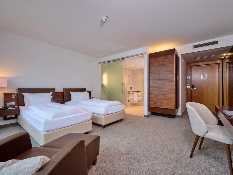 Doppelzimmer mit Twin-Betten im 4-Sterne-S Hotel Asam Straubing, hell, einladend und barrierefrei. Doppelzimmer mit Twin-Betten im 4-Sterne-S Hotel Asam Straubing, hell, einladend und barrierefrei.