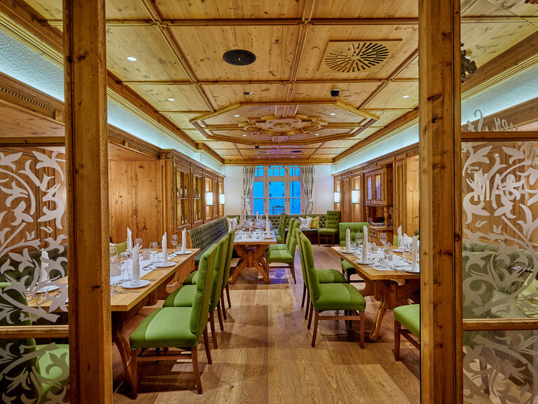 Blick auf gedeckte Tafeln im urigen Bernauerstüberl - einem Nebenraum des Hotel & Restaurant ASAM.