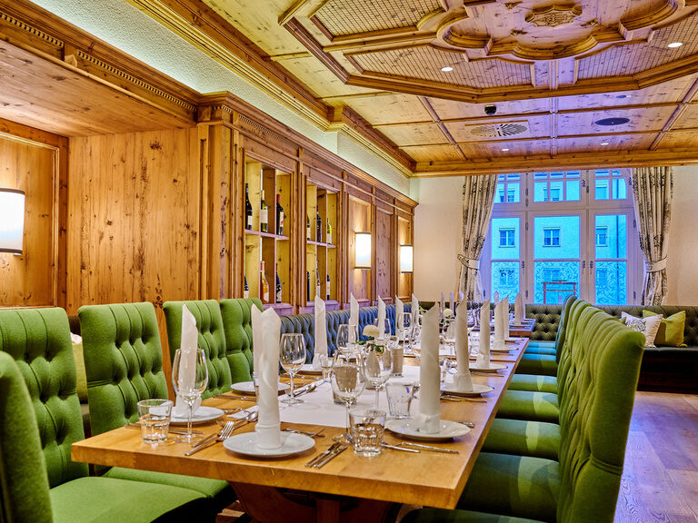 Gedeckte Tafel im Bernauerstüberl - einem Nebenraum des Hotel & Restaurant ASAM in Straubing.