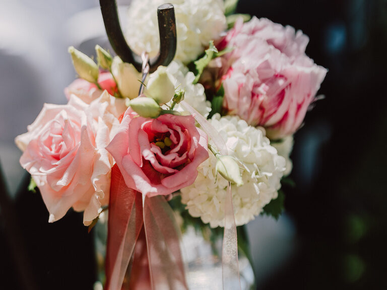 Detailaufnahme der Blumendeko bei einer Freien Trauung im Garten des Hotel ASAM Straubing.