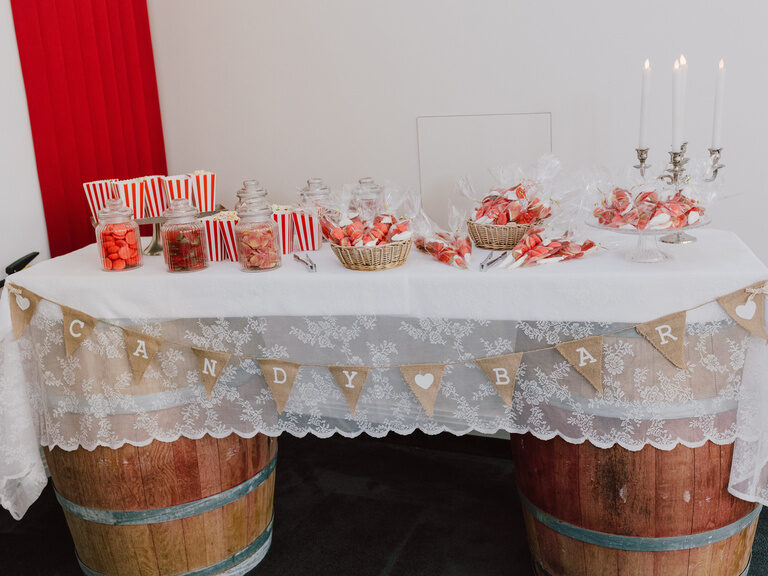 Candybar auf zwei Holzfässern, aufgebaut für eine Hochzeit im Ballsaal des Hotel ASAM, Straubing.