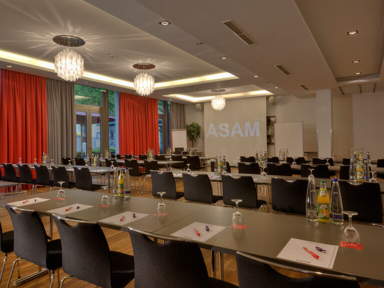 Großer Tagungs- und Konferenzraum Cosmas Damian mit Tageslicht und Gartenzugang im Businesshotel ASAM, Niederbayern.