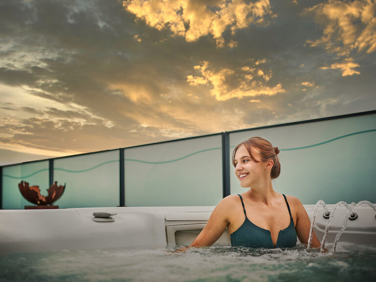 Eine junge Dame genießt  den Whirlpool im ASAM SPA im Hotel Straubing.