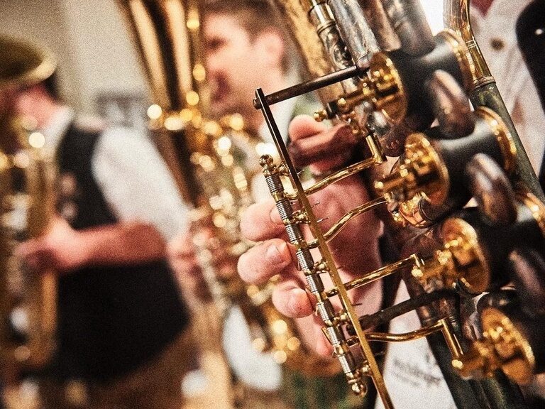 Junge Frau schaut in den Wald während Sie auf dem Fahrrad Pause macht.