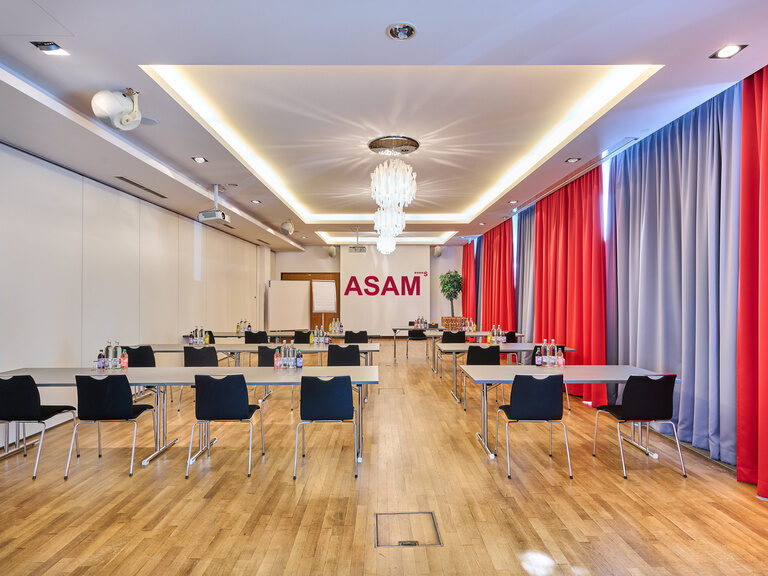 Seminarraum im 4-Sterne-S-Hotel ASAM Straubing, Niederbayern, hell, mit Holzboden. Seminarraum im 4-Sterne-S-Hotel ASAM Straubing, Niederbayern, hell, mit Holzboden.
