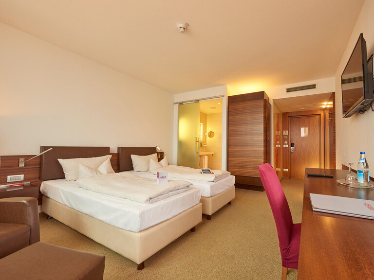 Gemütliches Doppelzimmer mit Twin-Betten im 4-Sterne-S Hotel Asam Straubing.
