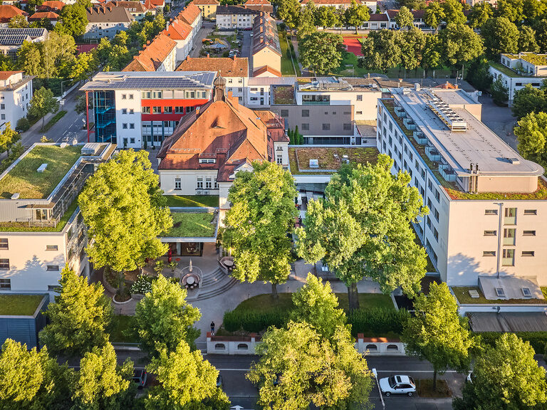 Drohnenaufnahme des Hotel und Restaurant ASAM in Straubing mit beiden Gebäudeflügeln, Restaurant und grünem Biergarten im Sommer. Drohnenaufnahme des Hotel und Restaurant ASAM in Straubing mit beiden Gebäudeflügeln, Restaurant und grünem Biergarten im Sommer.