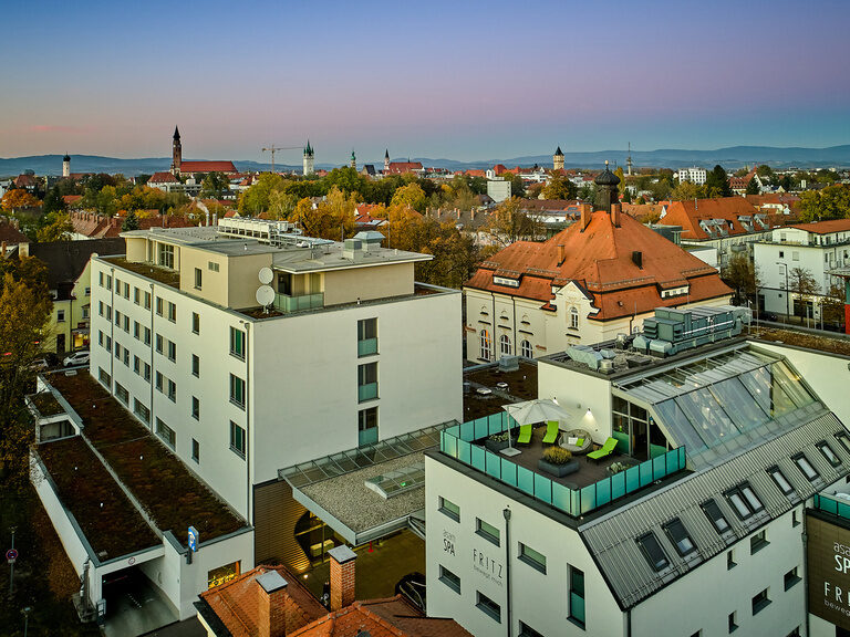 Drohnenaufnahme des Wellnessbereiches und des Hotel ASAM mit historischem Offizierskasino, zentral in Straubing, Niederbayern gelegen.