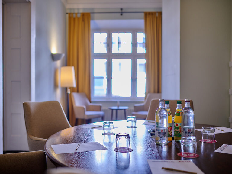 Besprechungszimmer Egid mit ovalem Tisch und gemütlichen Sesseln im Tagungshotel ASAM. Besprechungszimmer Egid mit ovalem Tisch und gemütlichen Sesseln im Tagungshotel ASAM.