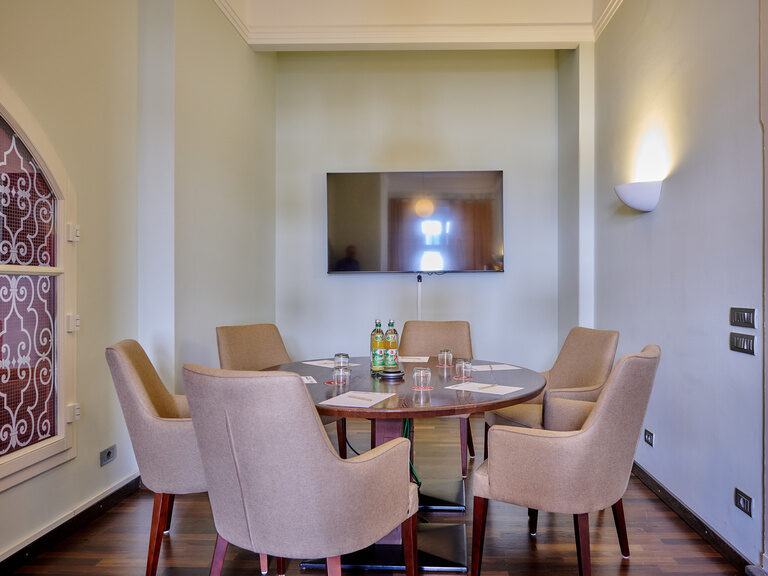 Besprechungsraum Egid im Businesshotel ASAM, Straubing, mit Tageslicht, Bildschirm und Kamera. Besprechungsraum Egid im Businesshotel ASAM, Straubing, mit Tageslicht, Bildschirm und Kamera.
