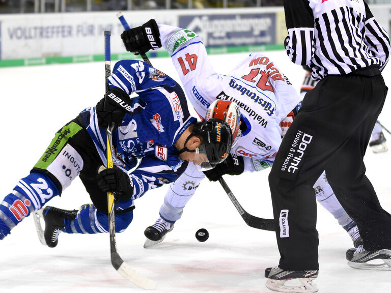 Szene aus einem Eishockeyspiel am Pulverturm in Straubing, zwei Spieler und der Schiedsrichter sind zu sehen. Szene aus einem Eishockeyspiel am Pulverturm in Straubing, zwei Spieler und der Schiedsrichter sind zu sehen.