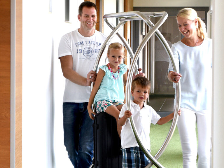 Familie im Hotelflur des 4-Sterne-S-Hotels ASAM Straubing, familienfreundliches Hotel. Familie im Hotelflur des 4-Sterne-S-Hotels ASAM Straubing, familienfreundliches Hotel.