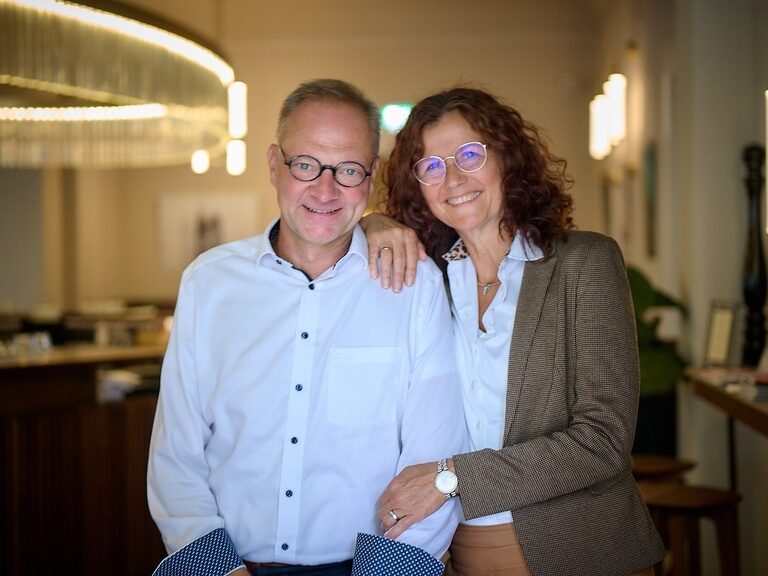 Bild der Gastgeber Herr & Frau Medek im 4-Sterne-S-Hotel ASAM in Straubing.