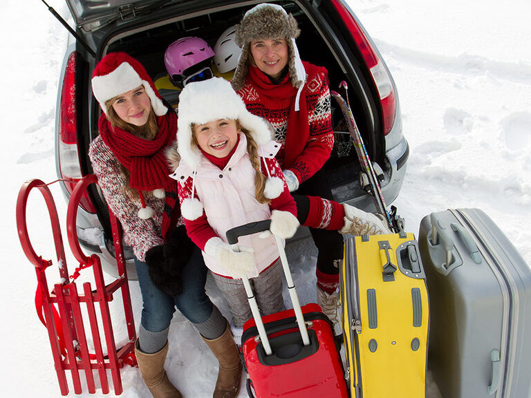Familie im Schnee bei Winterausflügen – familienfreundliches Angebot im 4-Sterne-S-Hotel ASAM Straubing. Familie im Schnee bei Winterausflügen – familienfreundliches Angebot im 4-Sterne-S-Hotel ASAM Straubing.