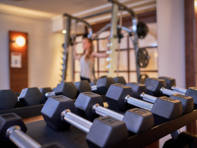 Fitnessraum im Hotel ASAM Straubing: Nahaufnahme von Hanteln.