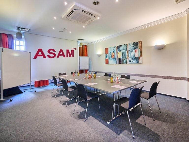 Tagungsraum Franz im Hotel Asam Straubing mit Tageslicht, Blockbestuhlung und Lobbyzugang – ideal für Workshops. Tagungsraum Franz im Hotel Asam Straubing mit Tageslicht, Blockbestuhlung und Lobbyzugang – ideal für Workshops.