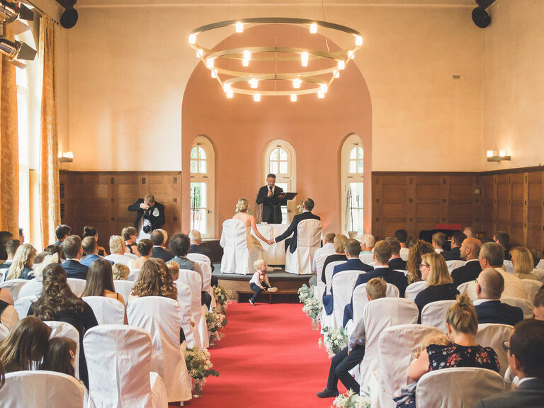 Blick auf eine Hochzeit (freie Trauung) im historischen Saal des Hotel & Restaurant ASAM in Straubing.