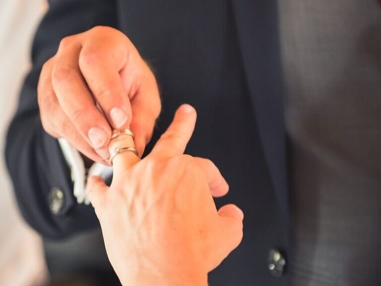 Bräutigam steckt Braut Ring an den Finger - Hochzeit mit freier Trauung in Straubing, Hotel ASAM.