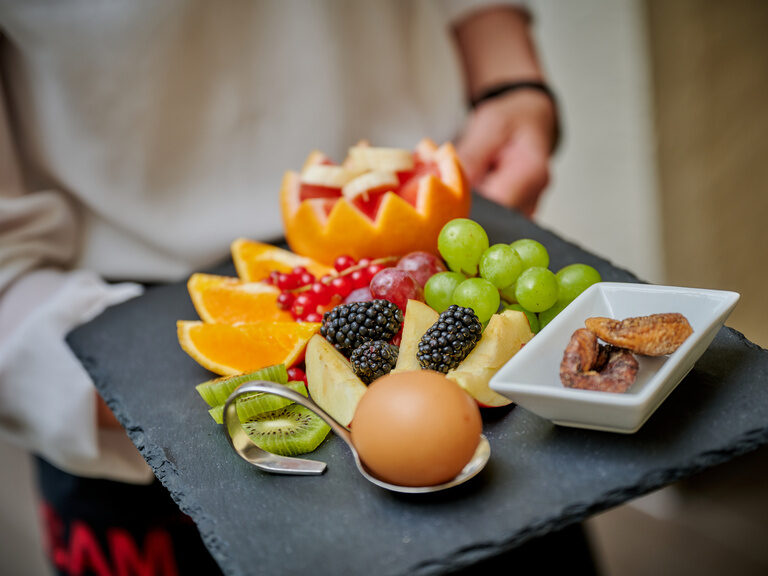 Ein Teller mit frischem Obst und einem Frühstücksei wird im Hotel ASAM in Straubing serviert. Ein Teller mit frischem Obst und einem Frühstücksei wird im Hotel ASAM in Straubing serviert.