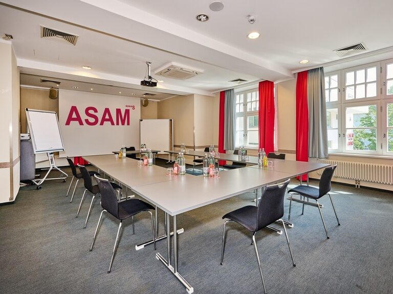 Tagungsraum Georg im Hotel ASAM Straubing, Niederbayern, mit Tageslicht, U-Form Bestuhlung und Lobbyzugang.
