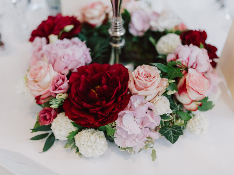 Detailaufnahme der Blumendeko bei einer Hochzeit im Ballsaal des Hotel ASAM, Niederbayern.