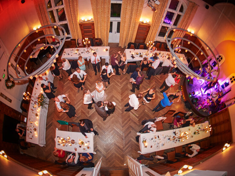 Blick von oben auf die Party bei einer Hochzeit im historischen Saal Quirin im Hotel ASAM, Straubing. Blick von oben auf die Party bei einer Hochzeit im historischen Saal Quirin im Hotel ASAM, Straubing.
