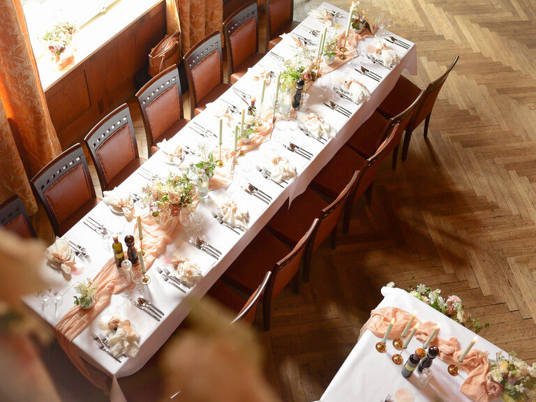 Festlich dekorierte Tafeln für eine Hochzeit im historischen Saal Quirin im Restaurant & Hotel ASAM.