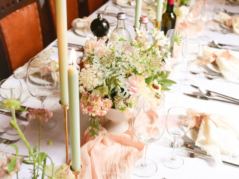 Tischdeko mit Kerzen für eine Hochzeit im historischen Saal Quirin in Straubing, Niederbayern.