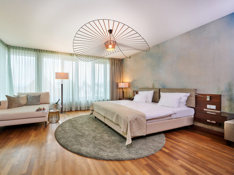Großzügige, moderne Suite mit Echtholz und warmen Farben im 4-Sterne-S Hotel ASAM Straubing.