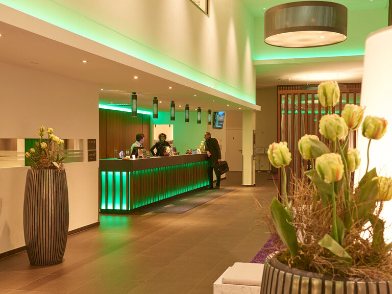 Lobby und Rezeption im Businesshotel ASAM in Straubing, Niederbayern.