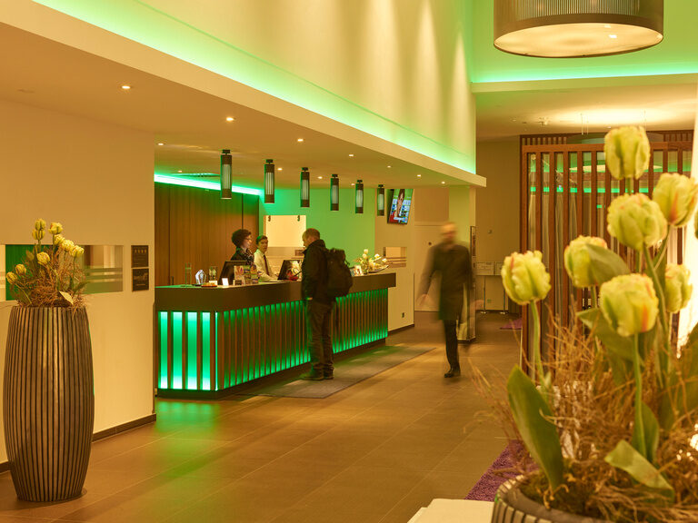 Lobby und Rezeption im Businesshotel ASAM in Straubing, Niederbayern.