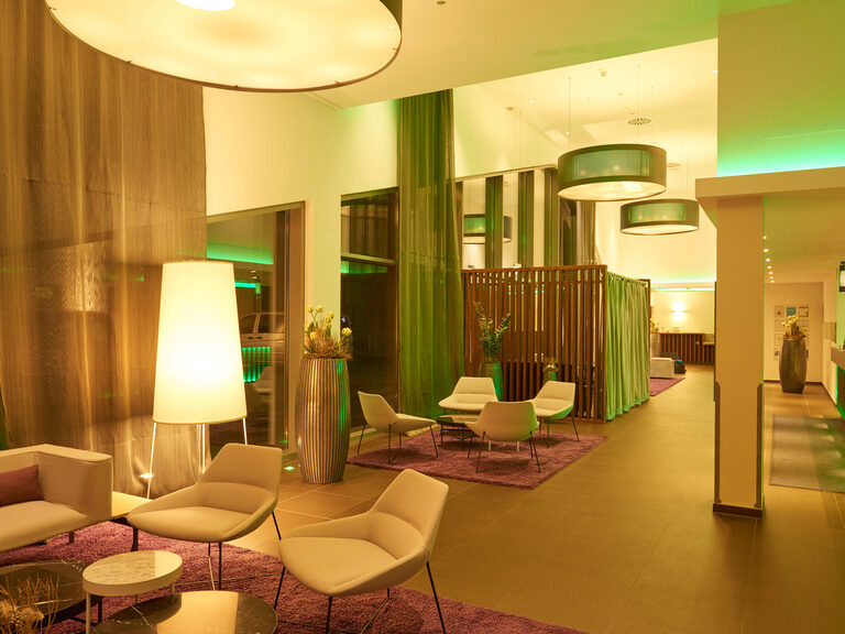 Lobby des 4-Sterne-S Hotel Asam Straubing mit modernen Sitzgruppen in Abendstimmung. Lobby des 4-Sterne-S Hotel Asam Straubing mit modernen Sitzgruppen in Abendstimmung.